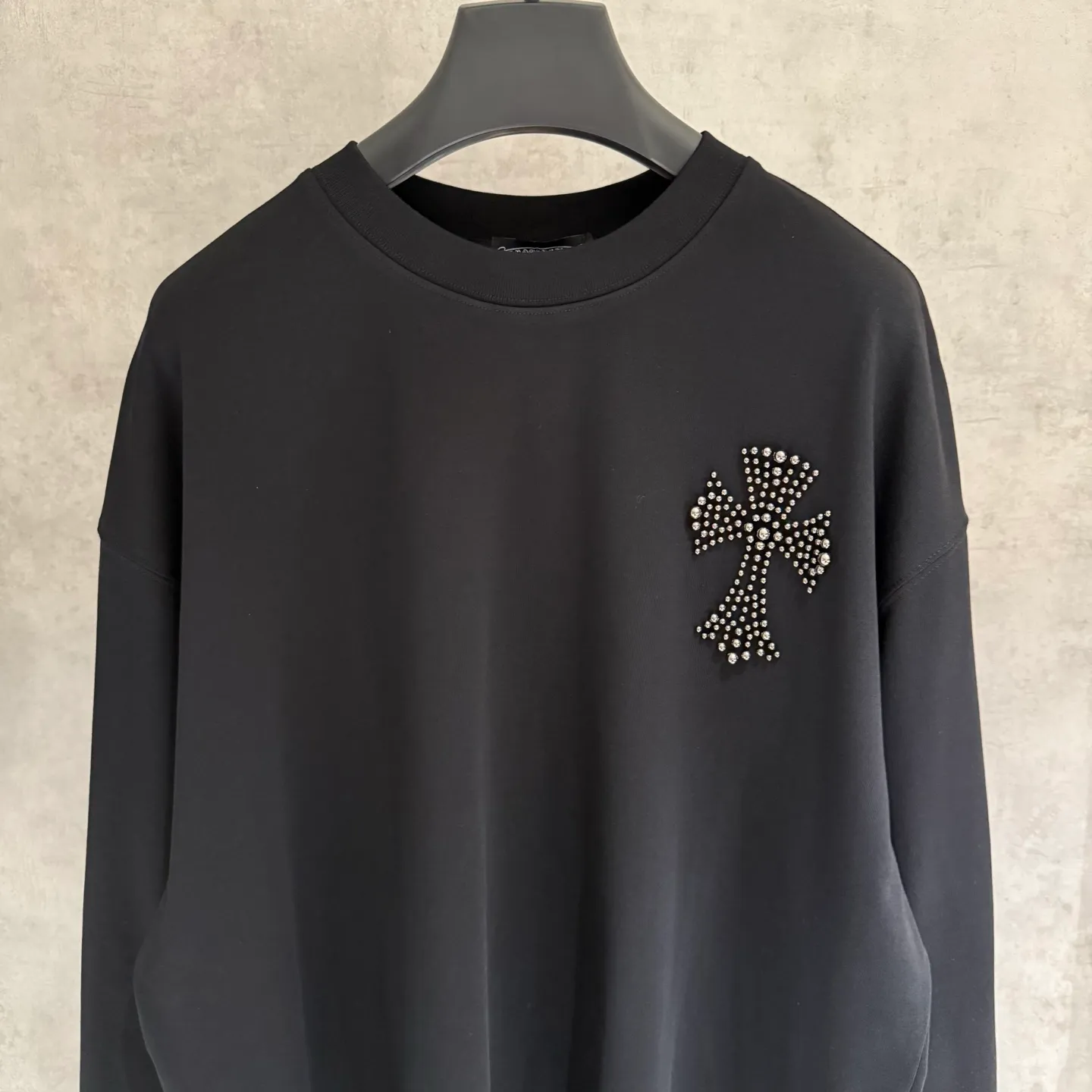 🅿️350 [Strict quality control] CH Croixin's new long-sleeved sweatshirt T-shirt. Heavy 420g double yarn fabric. Beaded on the front. Wash the whole garment twice. Frayed and torn on all four sides. Heavy fabric. The neckline is made of icy Salona. Loose fit. Deep, wide and stylish. No deformation or shrinkage. Color: 3 colors, black, white and gray. Size: M-2xl